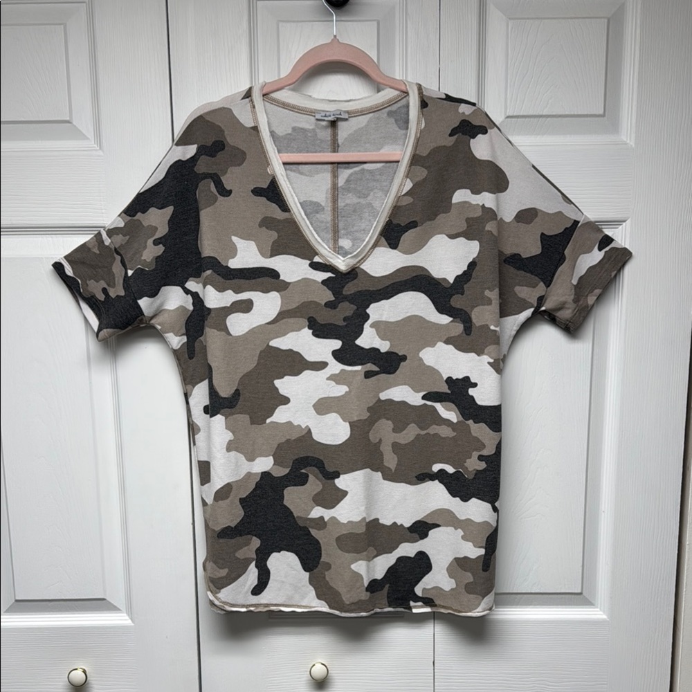 White Birch Brown, Gray & Ivory  Short Sleeve Dolman Style V-neck Top, Size Lg.